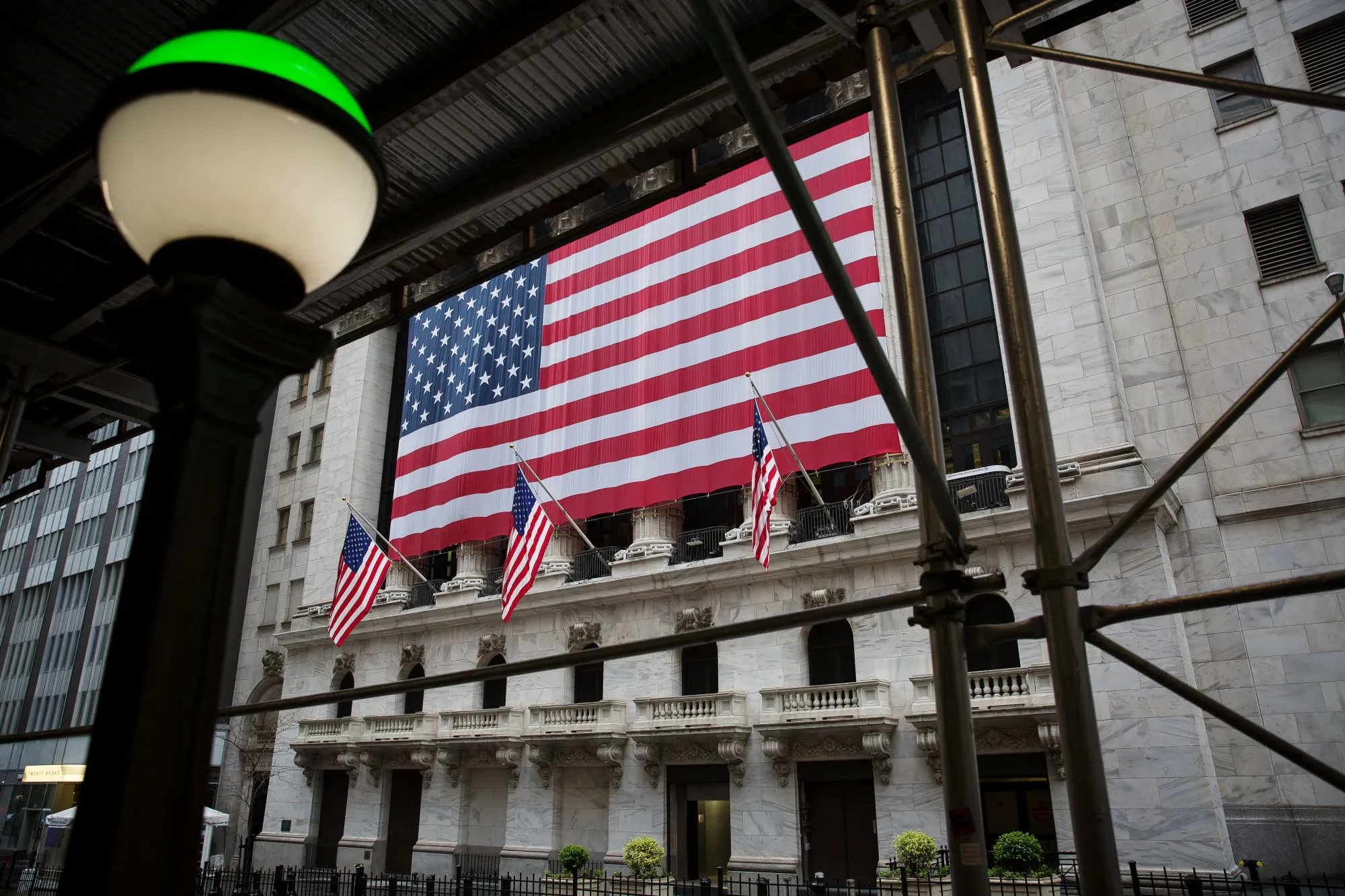 Treasuries End Mixed And Long End Leads as U.S. Stocks Resume Slide