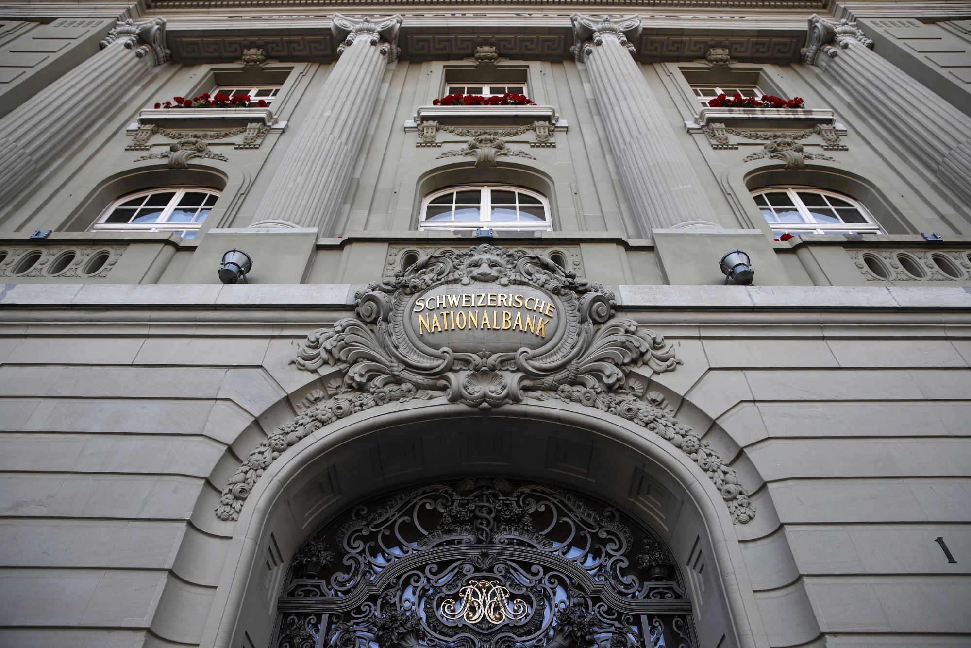 Банк наиболее. Switzerland- Swiss National Bank.. ЦБ Швейцарии. Центральный банк внутри. Мировой банк в Швейцарии.