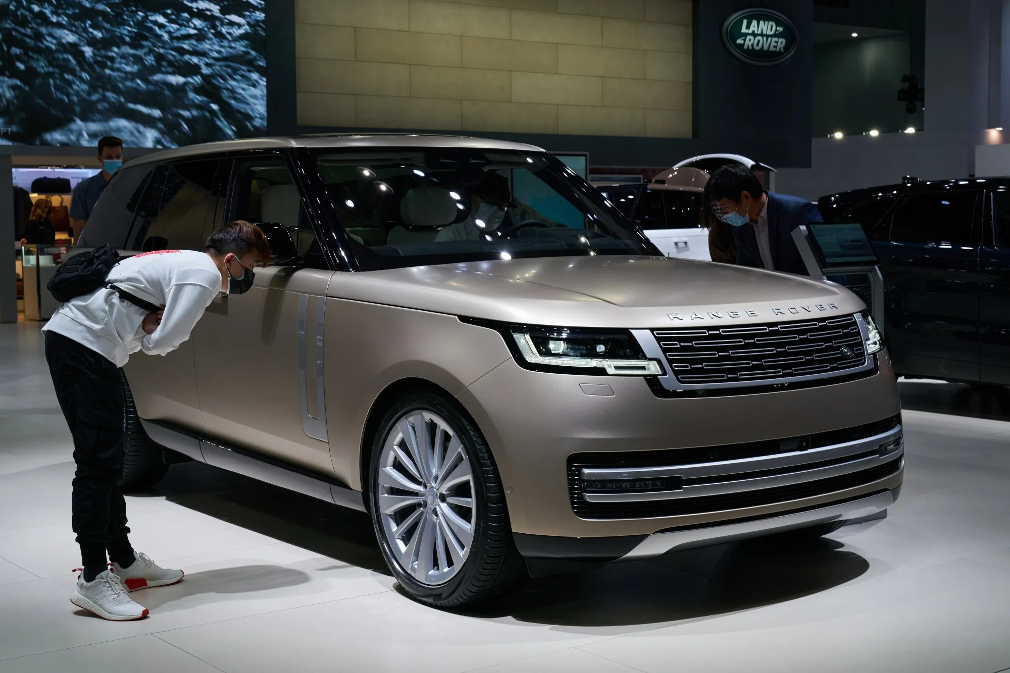A 2022 Range Rover First Edition on display at AutoMobility LA ahead of the Los Angeles Auto Show on Nov. 18, 2021.&nbsp;