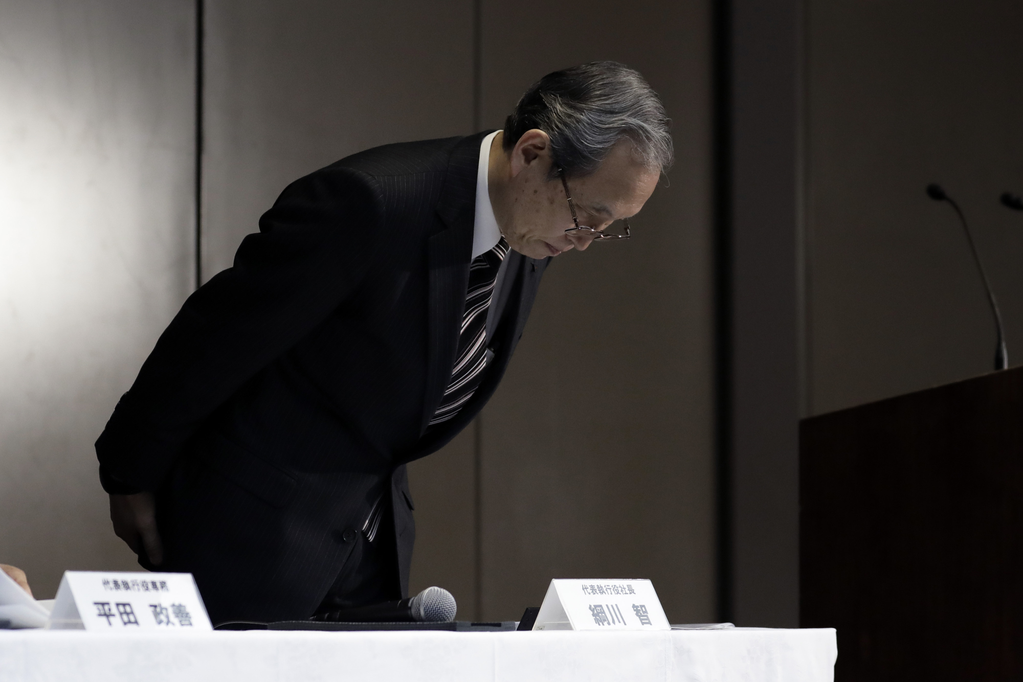 東芝株がストップ安 数千億円の損失計上へ 投機的に格下げ Bloomberg