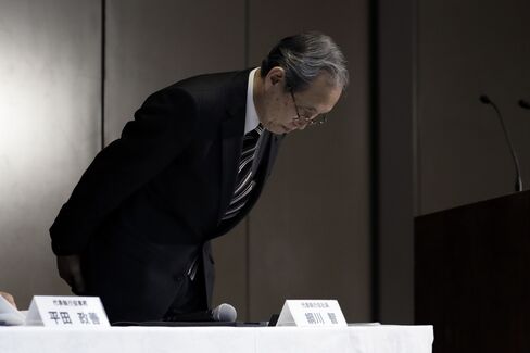 会見で謝罪する綱川社長(都内、27日)
