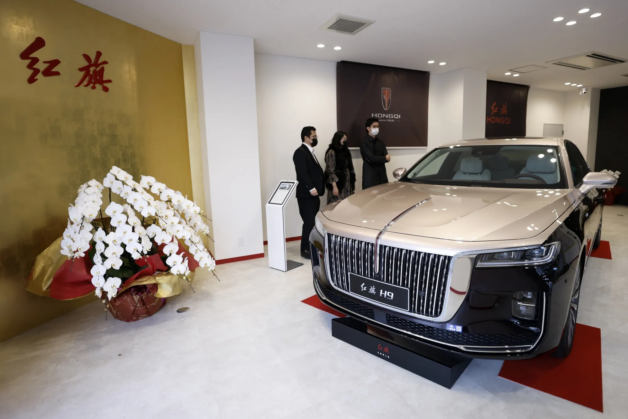 A Hongqi H9 G4 vehicle in a showroom in Osaka.