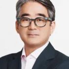 Headshot of Dr John Seo