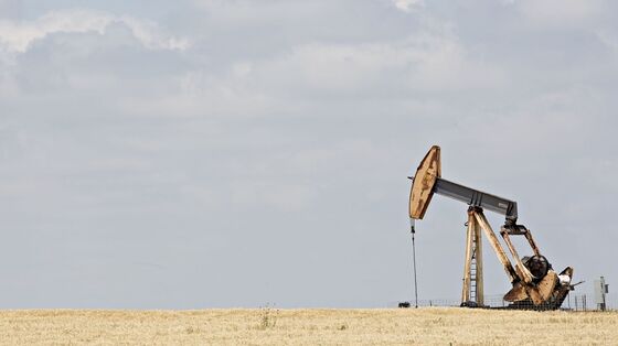 Oil Selloff Accelerates as IEA Sets Coordinated Global Release
