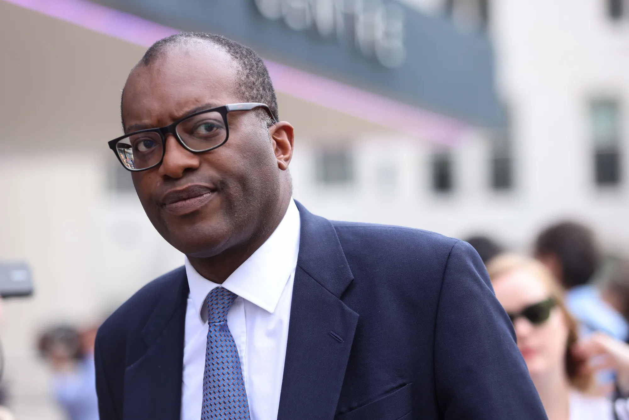 Chancellor Kwarteng Seeks to Scrap Banker Bonus Cap, FT Says - Bloomberg