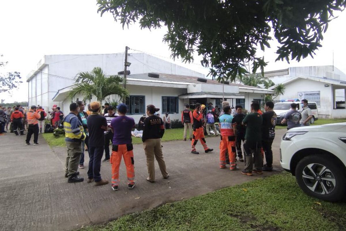 Search on Philippine volcano confirms 4 died in plane crash - Bloomberg