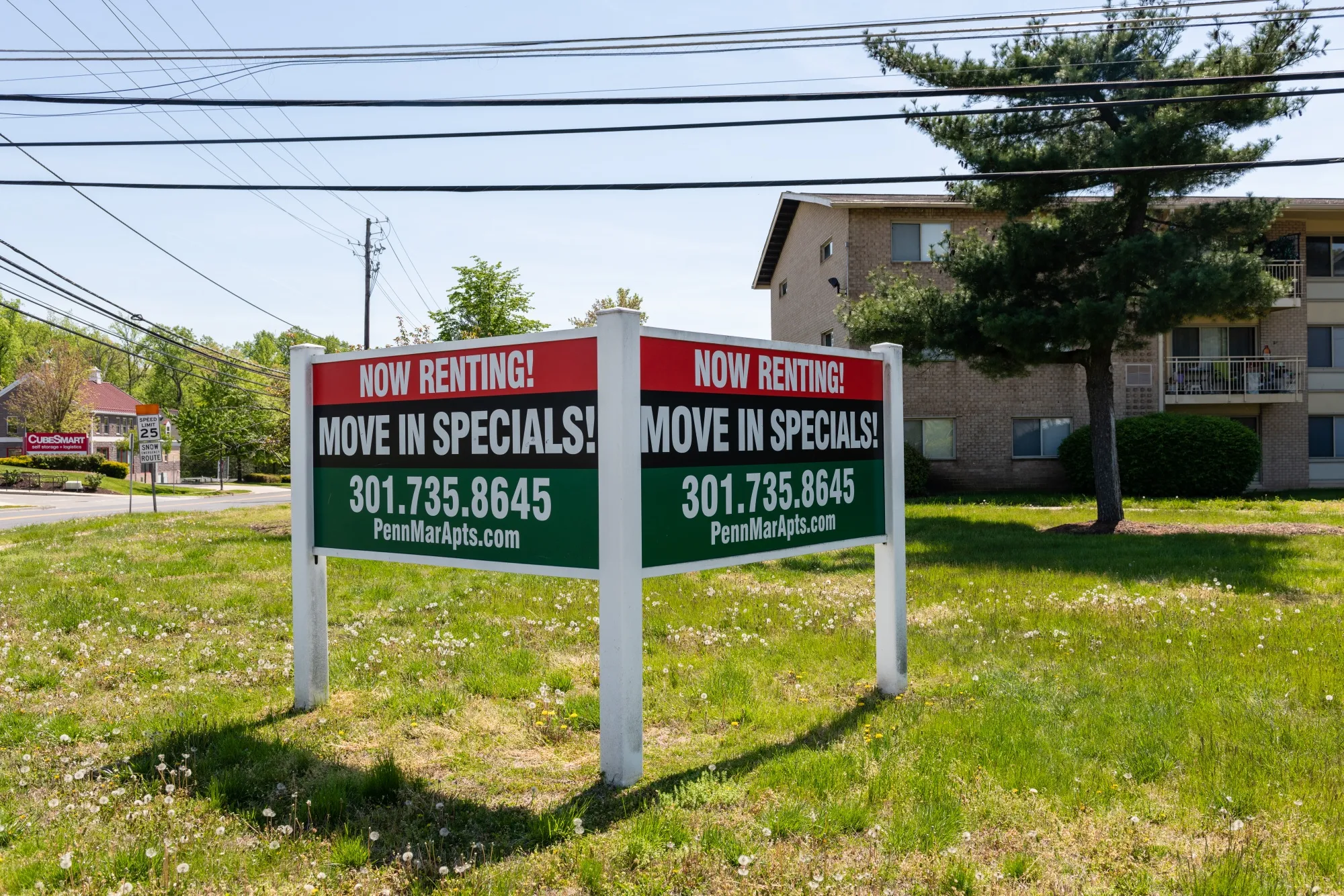 A sign advertises move in specials at the Penn Mar Apartment in District Heights, Maryland, U.S., on Tuesday, April 27, 2021.&nbsp;