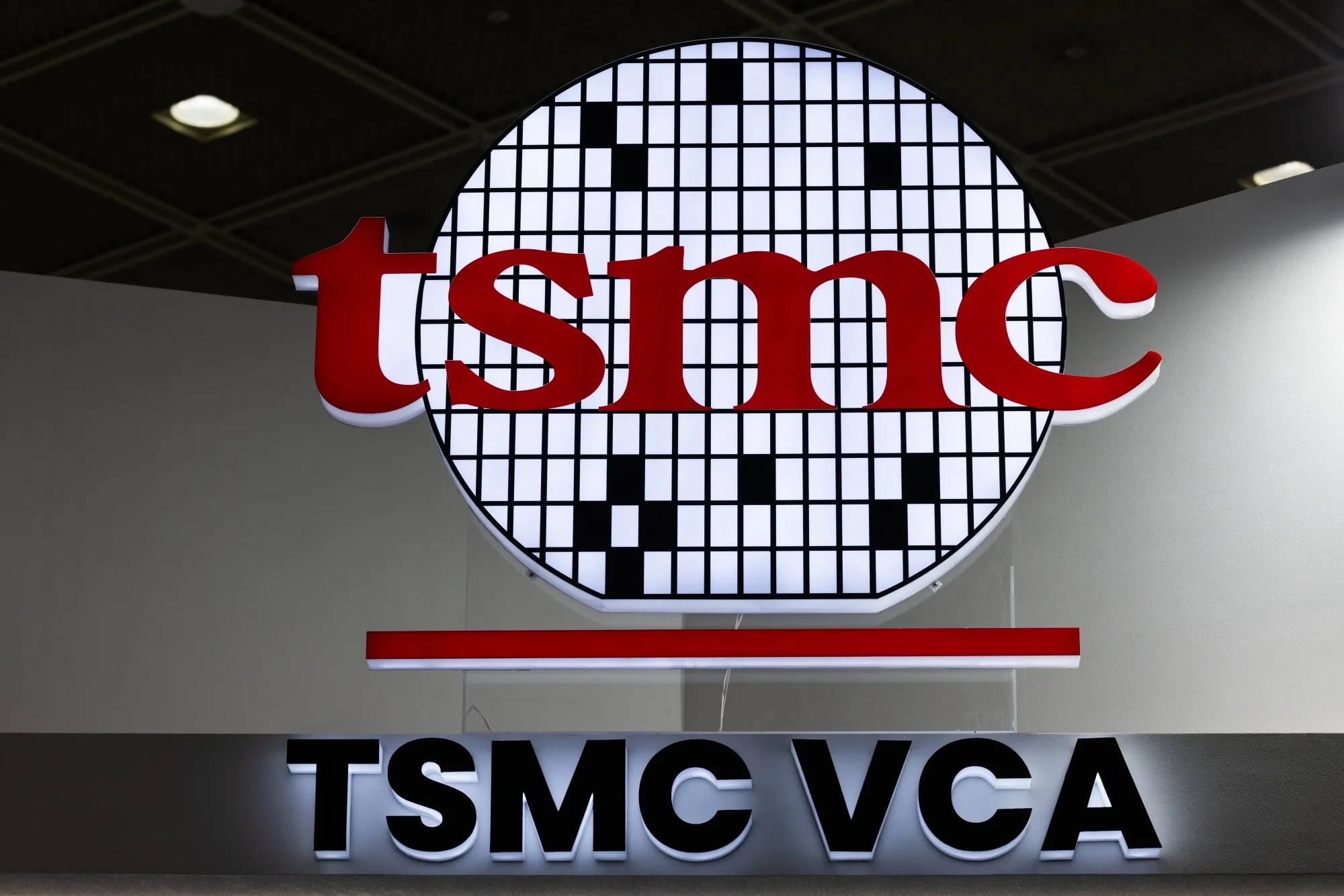 Logotipo de Taiwan Semiconductor Manufacturing Co. (TSMC) en la Exposición de Semiconductores (SEDEX) de Seúl, Corea del Sur, el miércoles 23 de octubre de 2024.