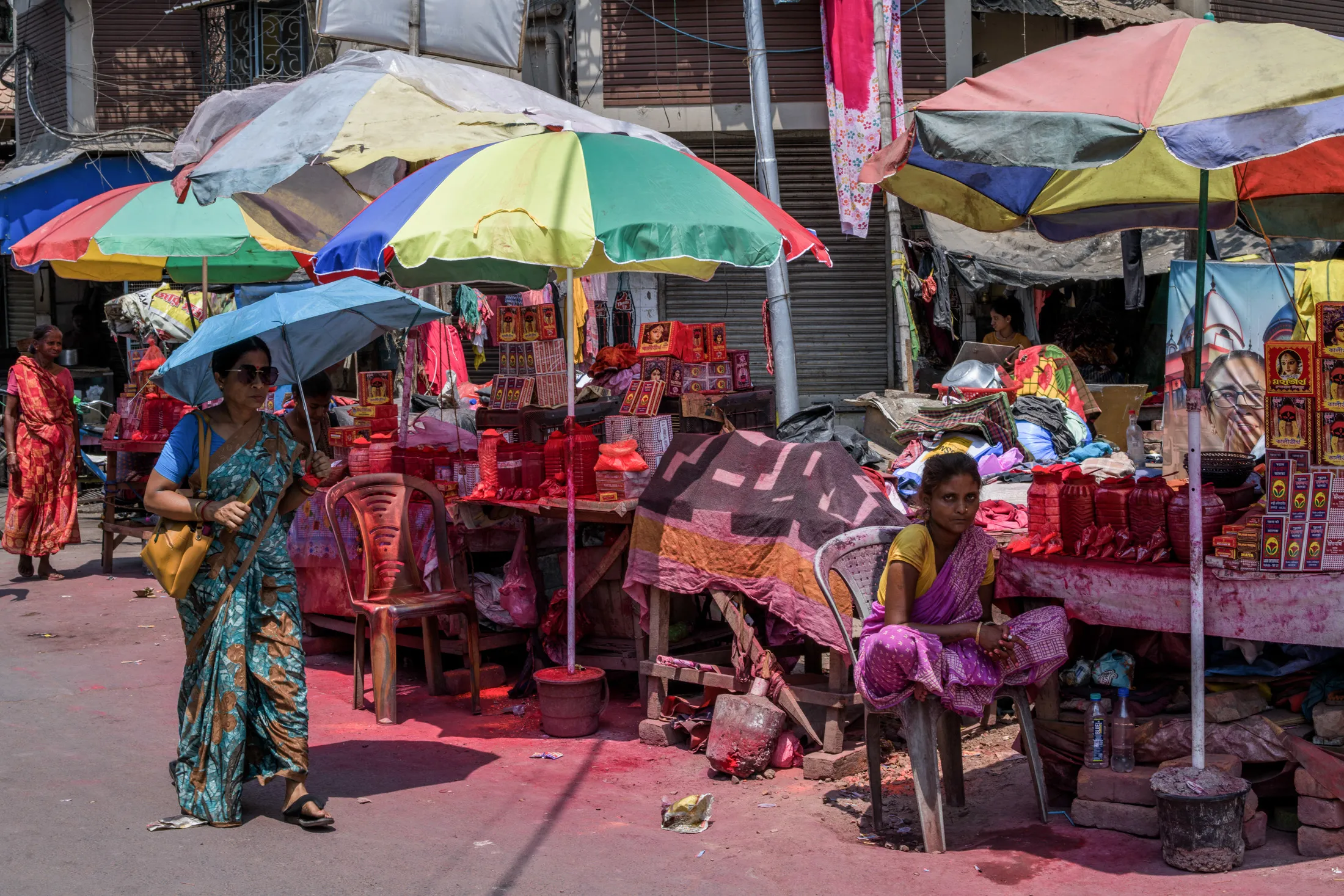 Street vendors and market goers protect themselves from heat in Kolkata on April 23.&nbsp;Attempts in Kolkata and across India to improve the 1.4 billion population’s resilience to extreme heat have often been&nbsp;ill-conceived.