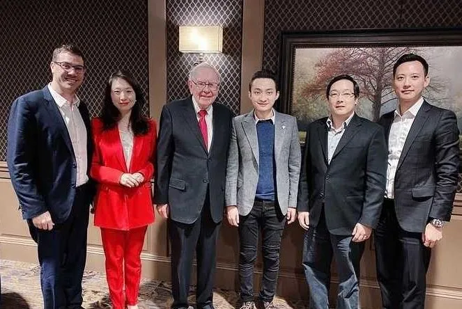 Warren Buffett and Justin Sun, center, during their meeting in Omaha, Nebraska.