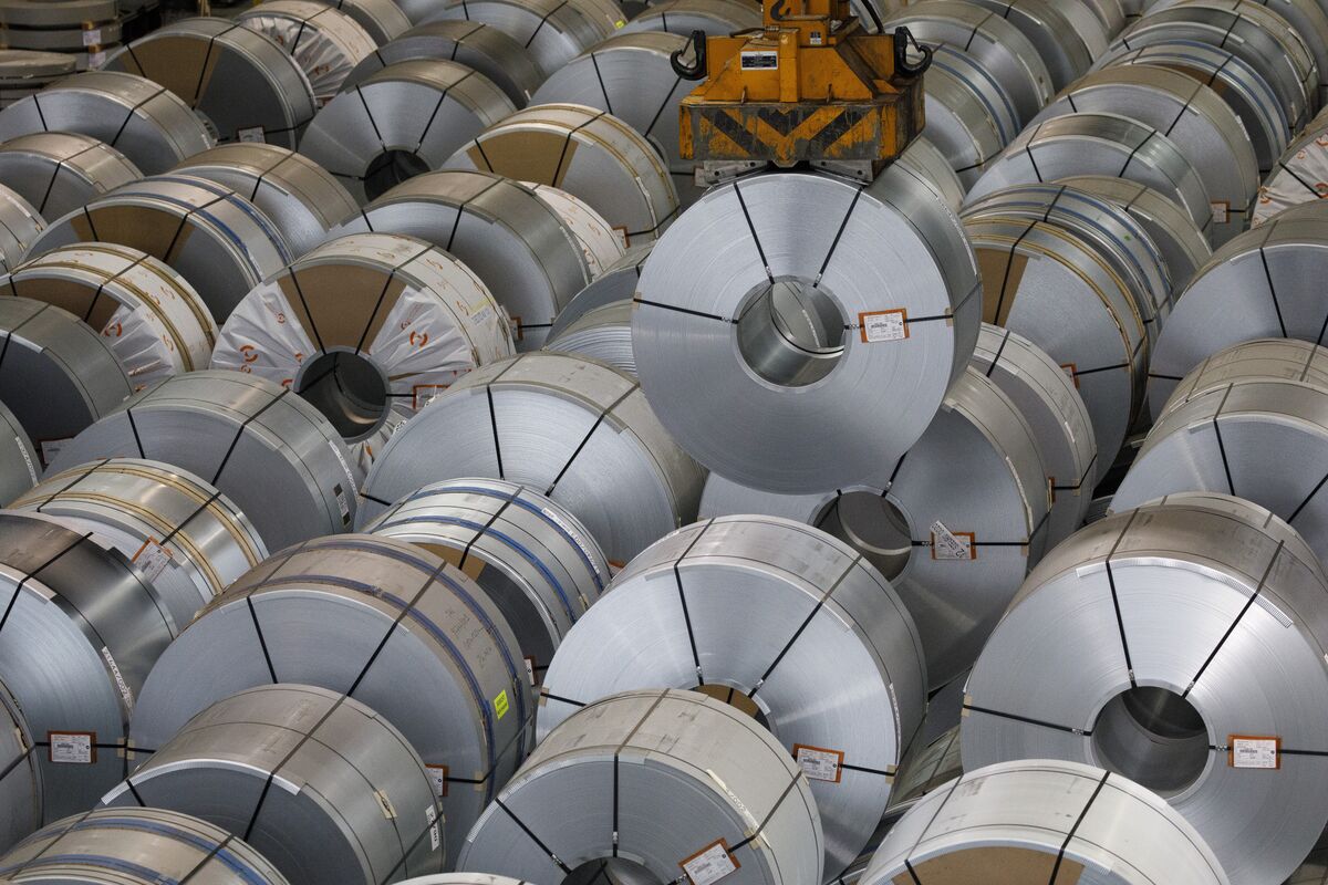 Metals Spike on LME After Russian Supply Hit by US, UK Sanctions - Bloomberg