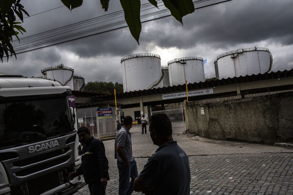 Petrobras Weighs Selling Onshore Cluster on Lower Oil Prices