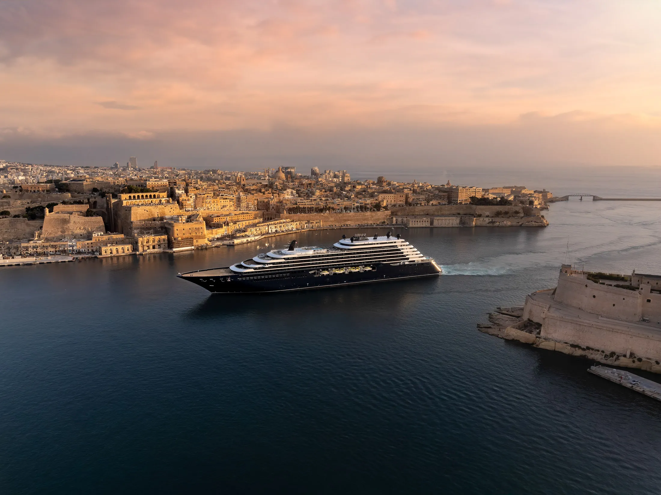 Boom in Ultra-Luxury Cruise Ships, Massive Superyachts Attract Jet Set -  Bloomberg