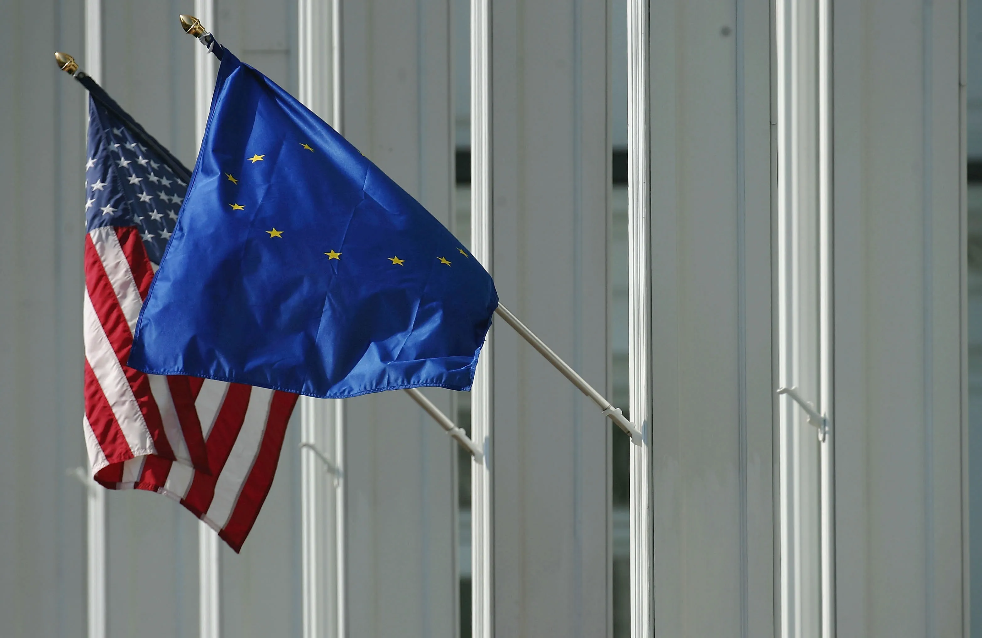 The USA and European Union flags.&nbsp;