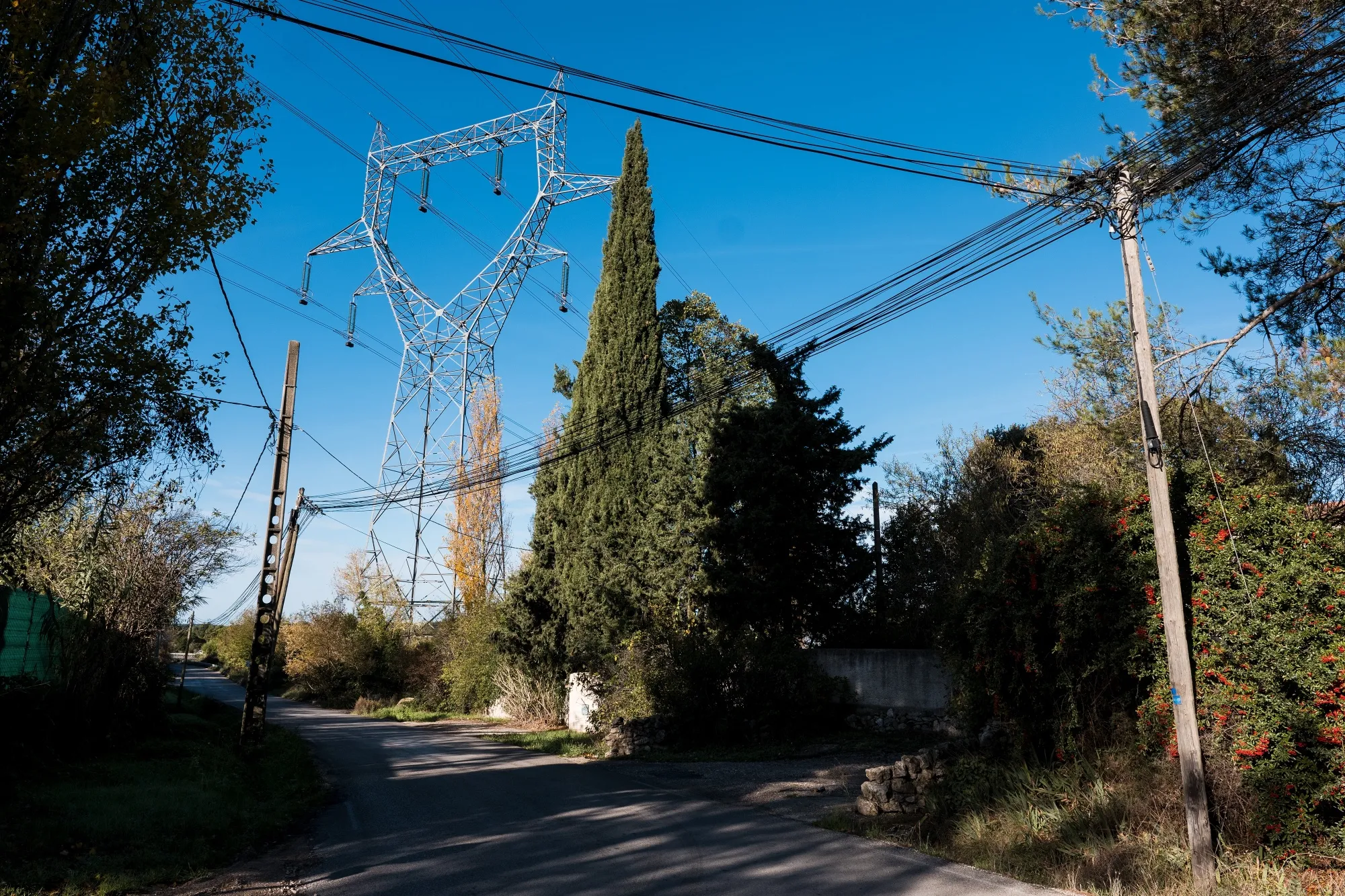 

Transmission networks face heavy strain in coming years as member states roll out more renewables, with wind and solar typically reaching peak capacities at different times of the day and year. 

