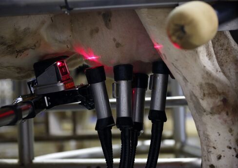 Sensors and measuring devices continuously monitor the milking process.