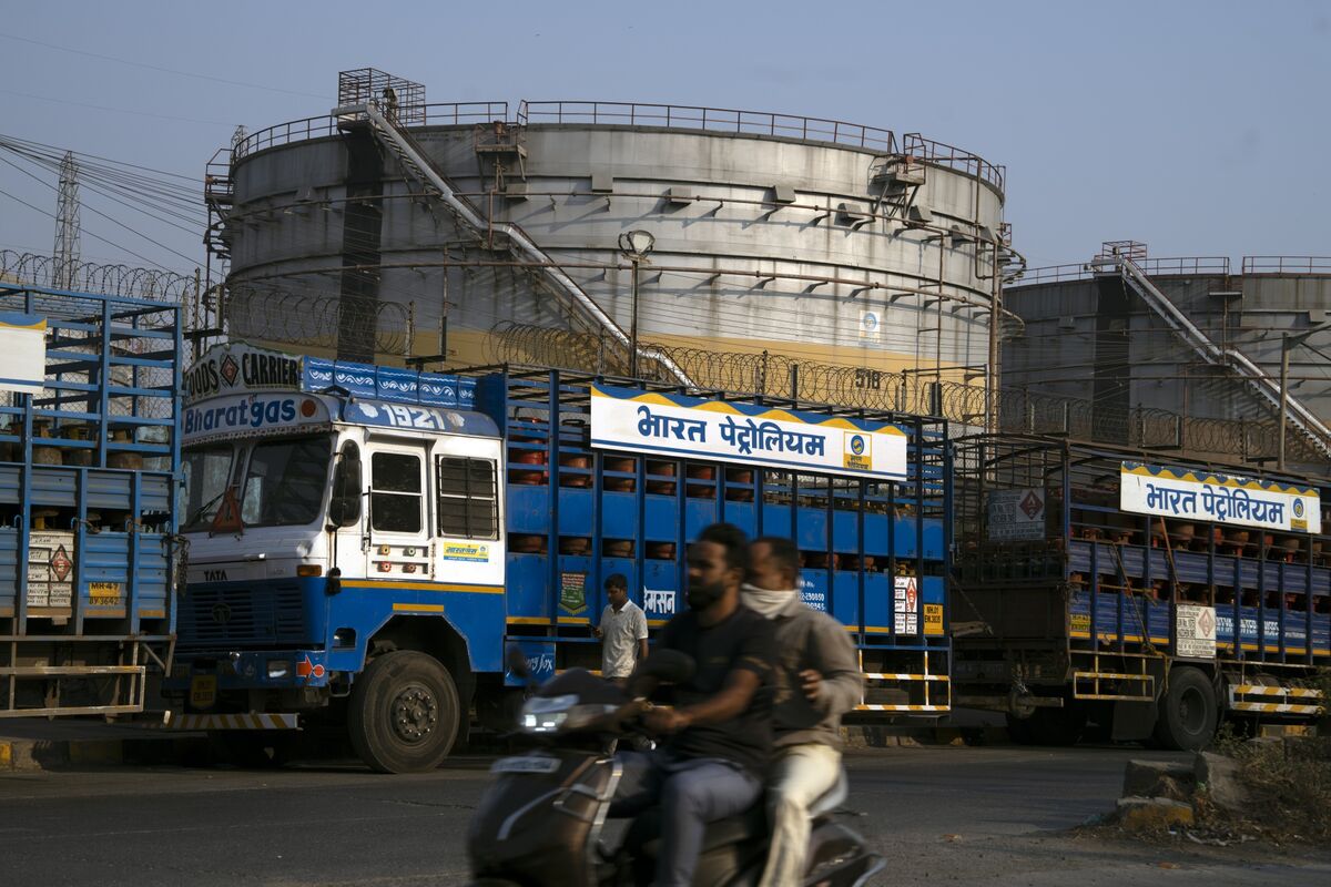 Indian Refiners Widen Oil Search as Attacks Hurt Russian Flows
