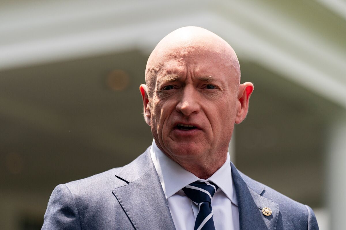 ハリス氏伴走者の有力候補、ケリー氏の魅力とは－百戦錬磨のタフガイ - Bloomberg