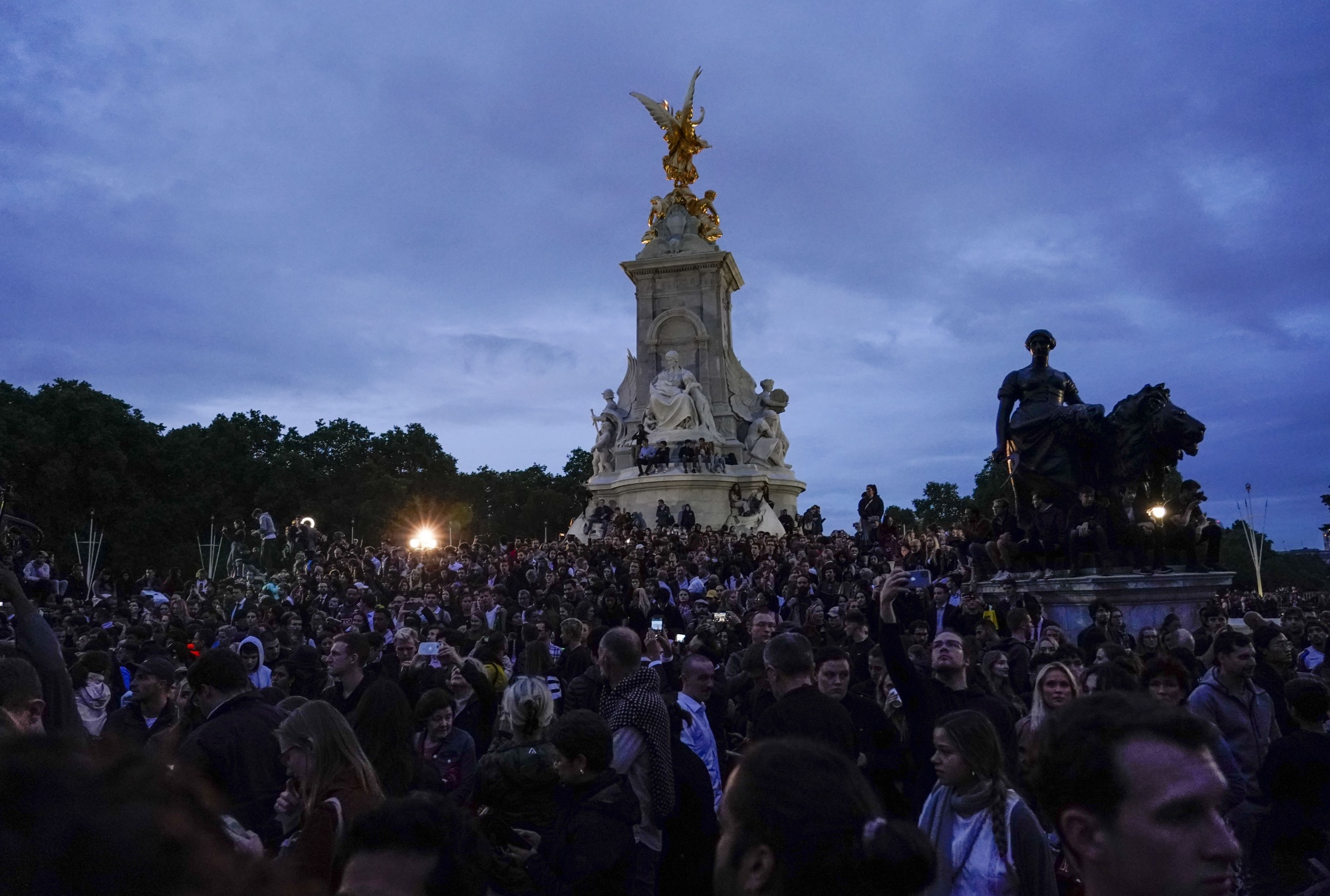 Прощание с миром. Тысячи людей возле дворца королевы Елизаветы. Сентябрь во Франции. Британия 8 сентября.