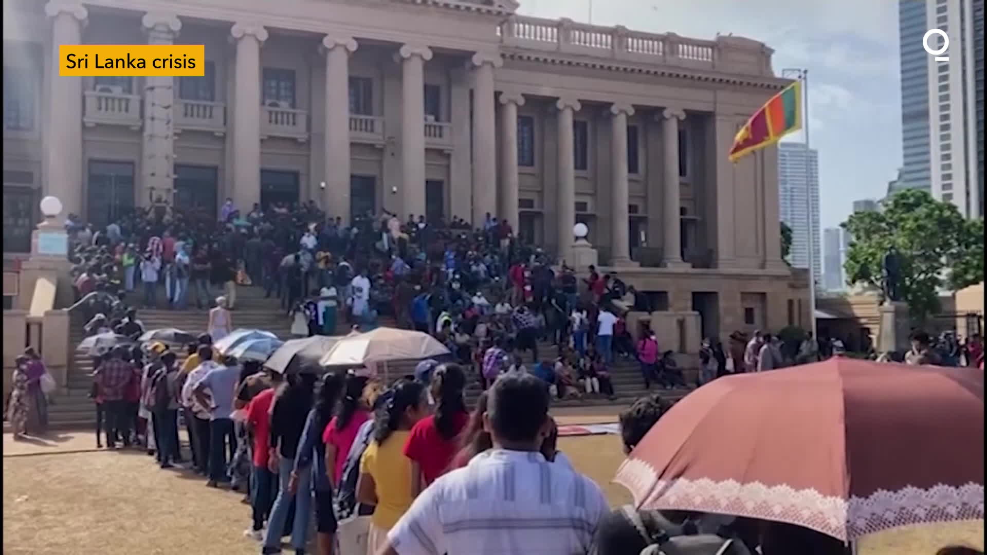 Watch Protesters At Sri Lanka's Presidential Palace, Office - Bloomberg