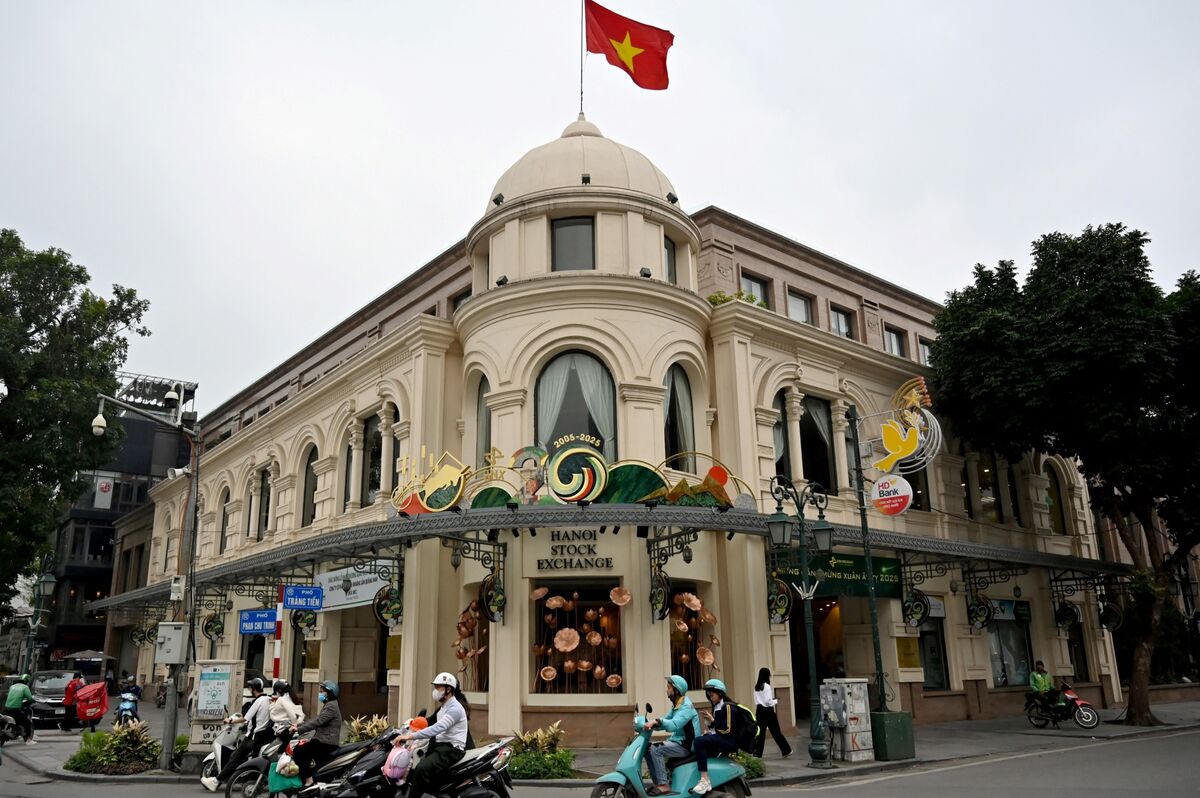 
                            Vietnam Stocks Slide Almost 6% in Afternoon Rout, Then Rebound