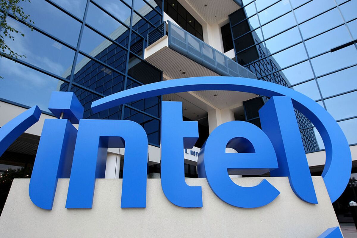Intel Faces High Earnings Bar as Stock Soars and Cash Pours In