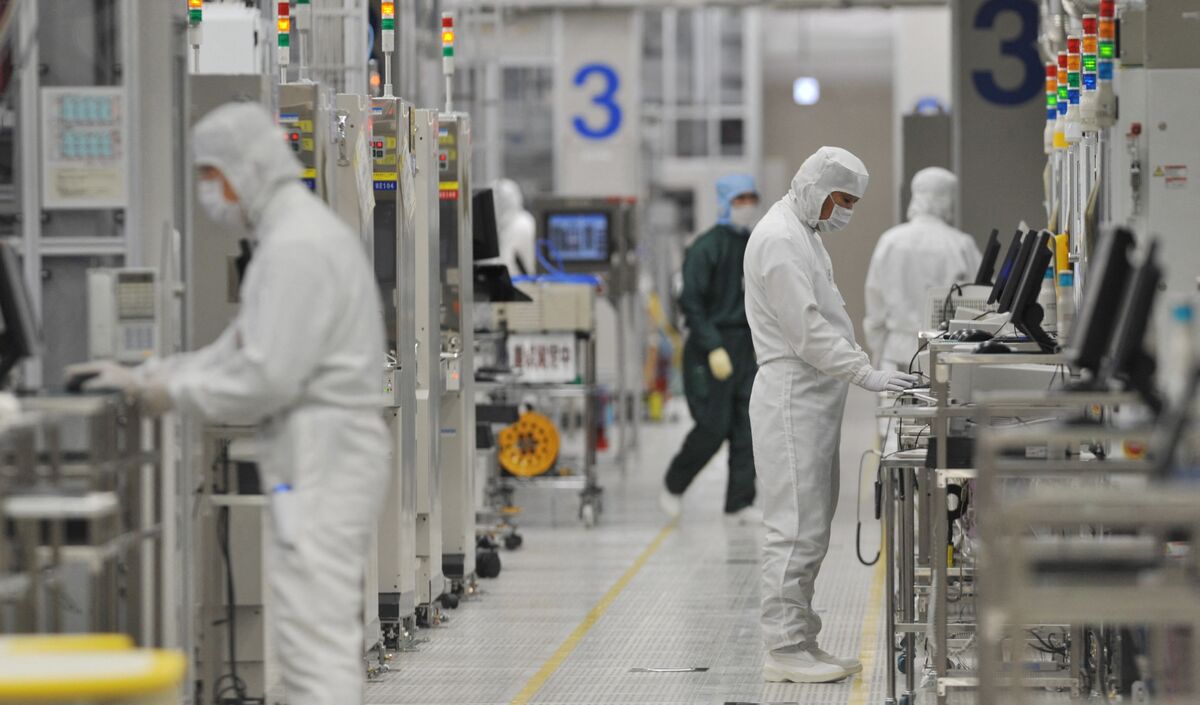 
                            Japanese Chip Sector’s Earnings Show AI Appetite, Auto Slump
