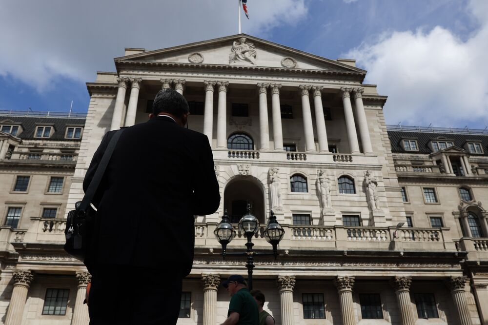 A city worker outside the Bank of England (BOE) ahead of the Monetary Policy Report news conference at the bank's headquarters in the City of London, UK, on Thursday, Aug. 4, 2022.