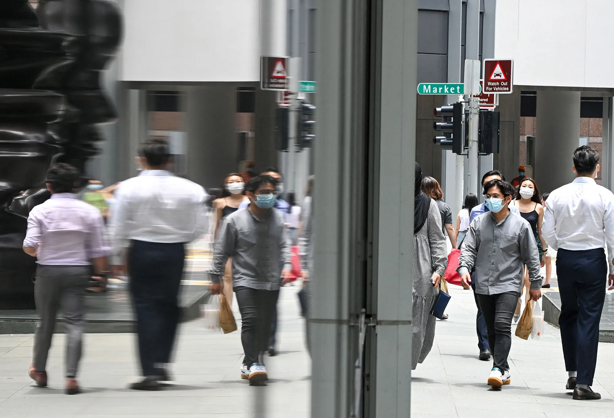 People during lunch break at the Raffles Place financial business district in Singapore on Sept.&nbsp;14.&nbsp;