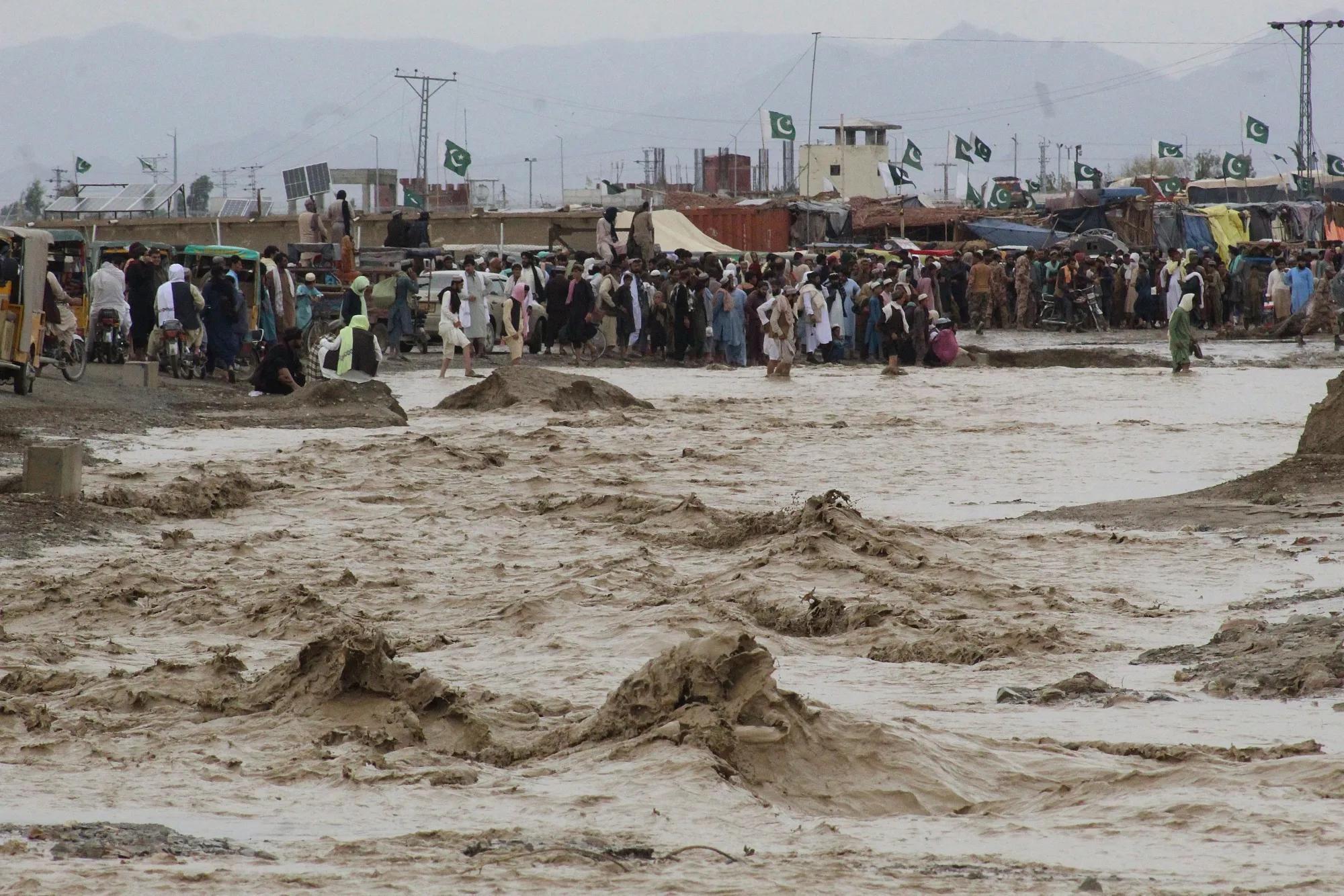 Pakistan Seeks Help as Deadly Floods Threaten Fragile Economy - Bloomberg