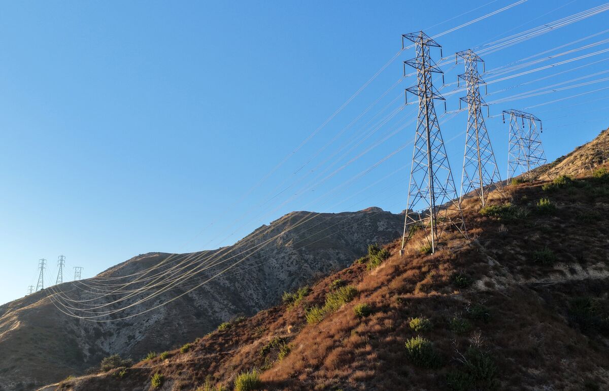 California October Heat Nears 100F as Power, Fire Risks Rise