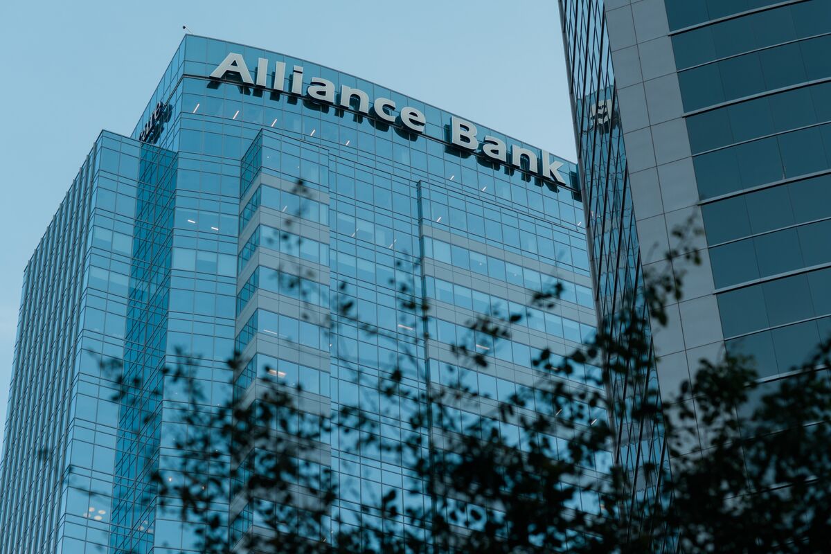 Western Alliance Faces First Brands Risk Through Jefferies Fund