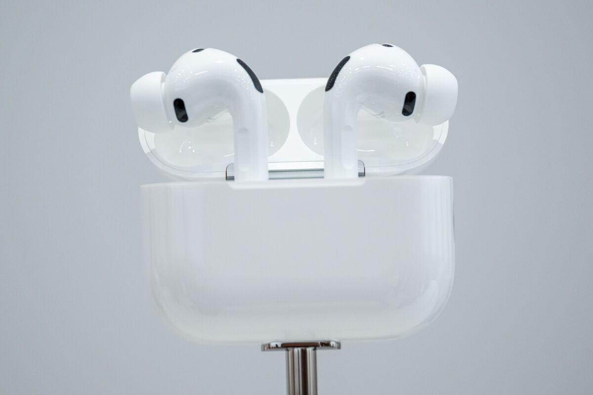 Apple’s AI Camera AirPods Still Target 2027