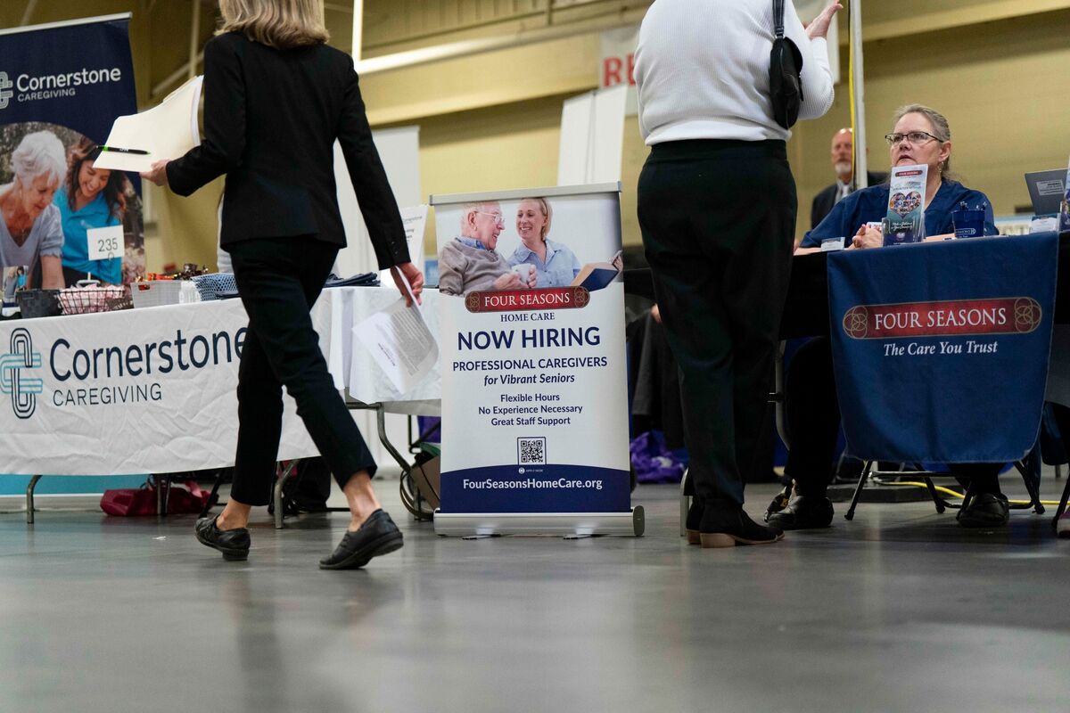 US Initial Jobless Claims Drop by Most in Almost Four Years