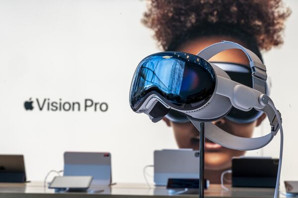 Apple Launches Vision Pro Mixed Reality Headset
