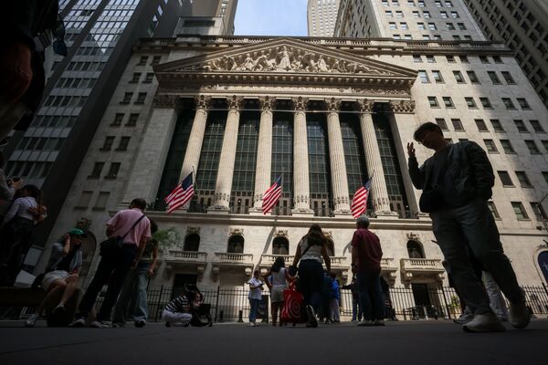 Traders At The New York Stock Exchange As Stocks Trim Declines With Oil Traders On Edge