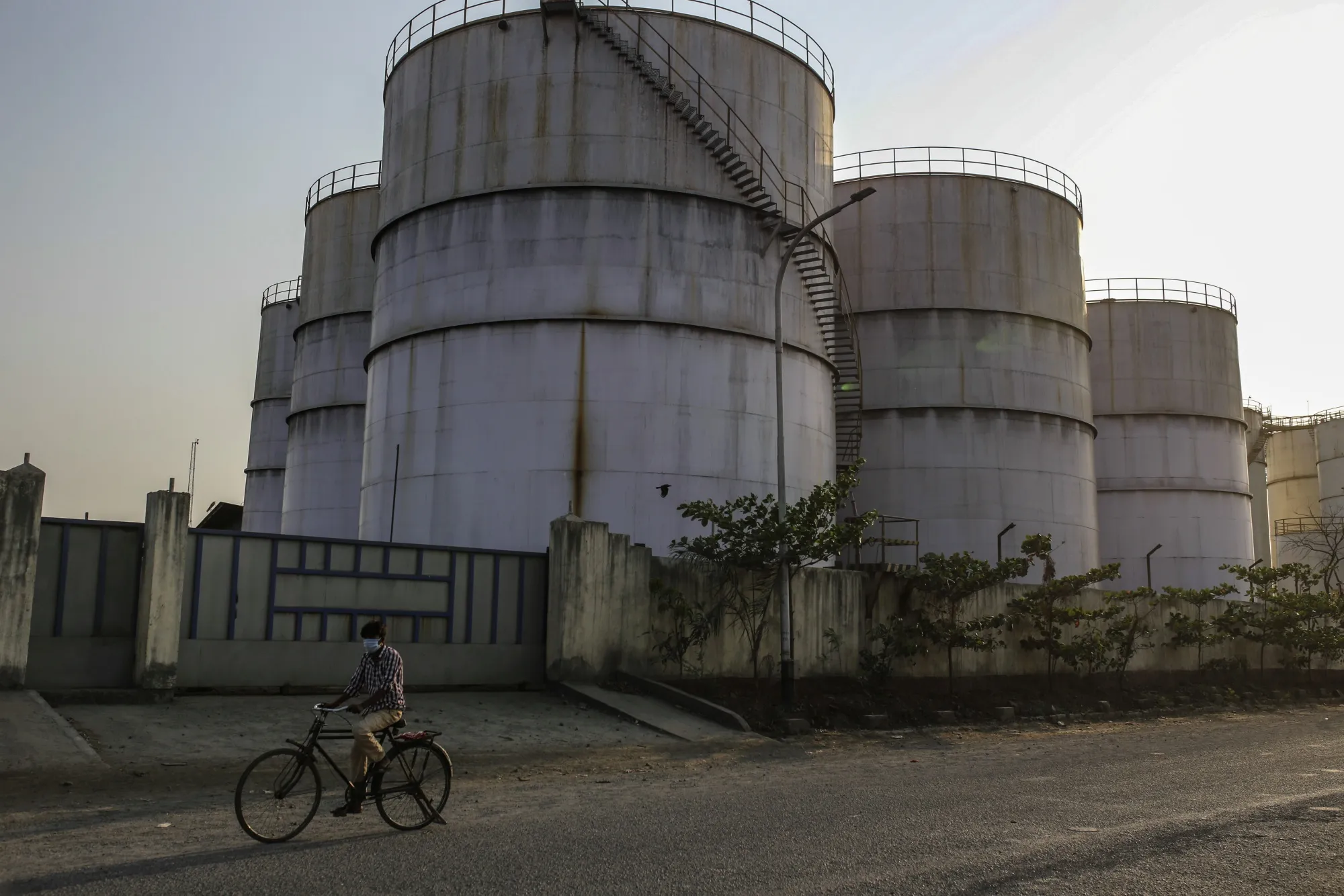 India Slashes Oil-Refining as More Cuts Seen on Lockdown 