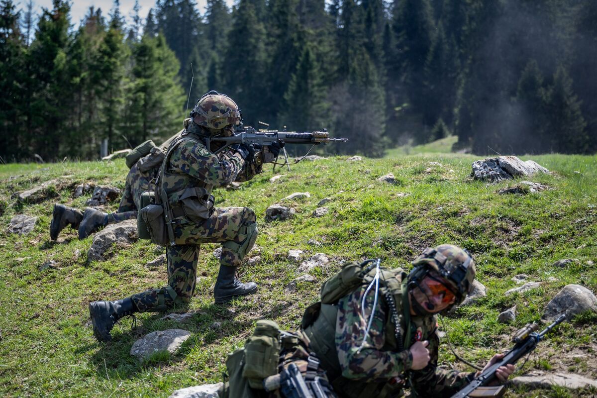 Schweizer Ringen Das Ringen der Schweizer Armee um ihre Soldaten geht an die Urne ...