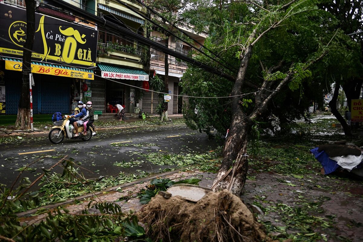 Typhoon Triggers Vietnam Landslides; 16 Dead: VnExpress - Bloomberg