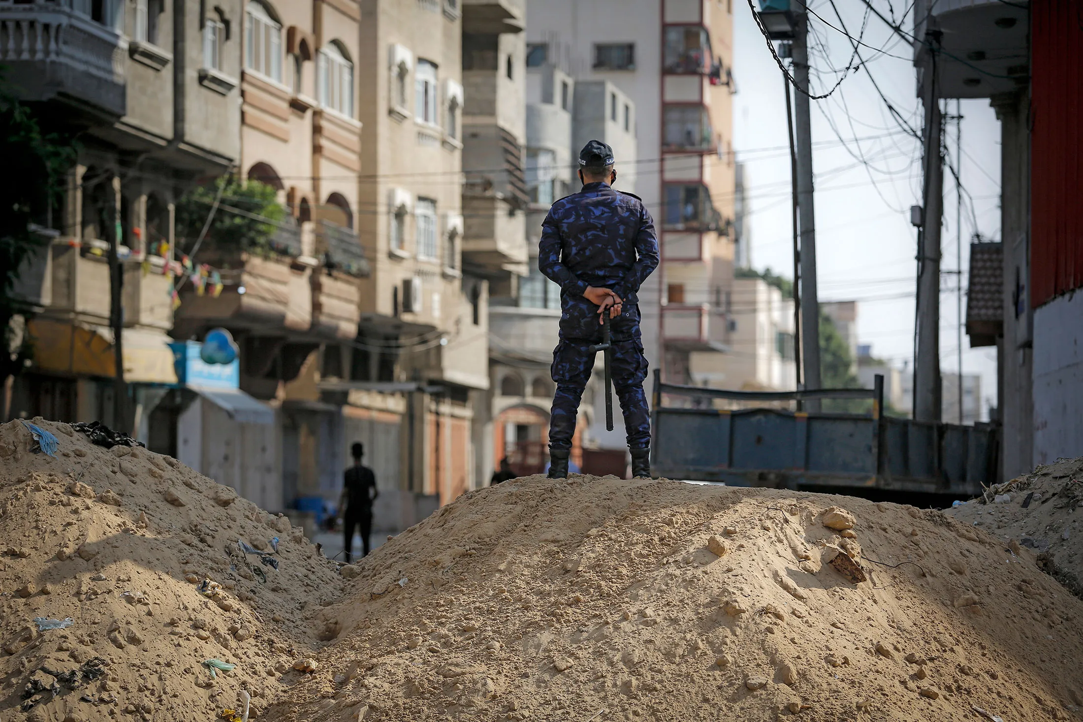A&nbsp;policeman stands at a road block preventing people to move from the northern to the southern Gaza Strip, on Sept.&nbsp;3,