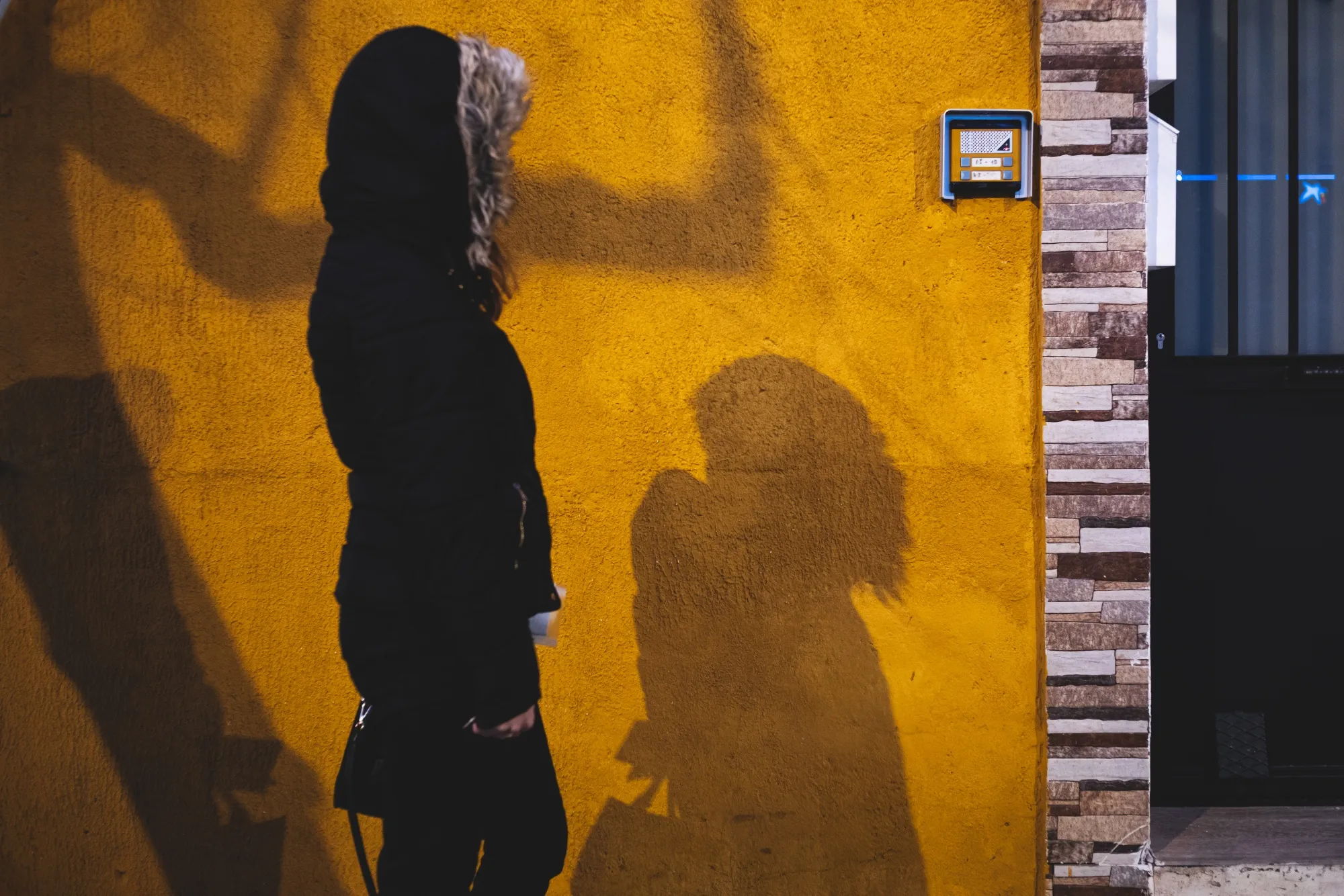 La propietaria Gemma López frente a un edificio en el barrio madrileño de Vallecas, donde tiene un piso ocupado.