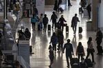 Travelers at San Francisco International Airport before the&nbsp;Thanksgiving holiday in 2021.