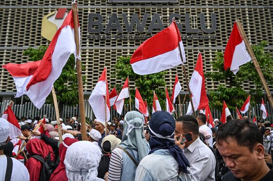 Protest Clogs Jakarta as Prabowo Disputes Jokowi's Poll Victory