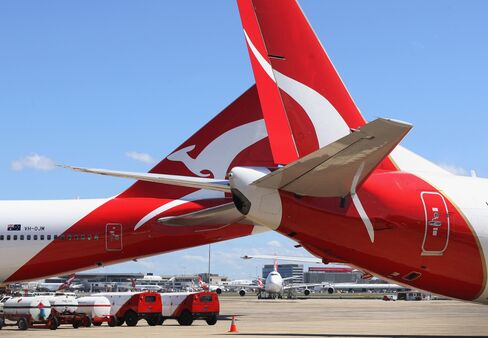 Qantas Minds Bonds as Dreamliner Order Pulled