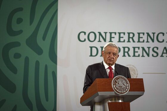 AMLO Backs Banxico Inflation Fight Opposed by Two Appointees