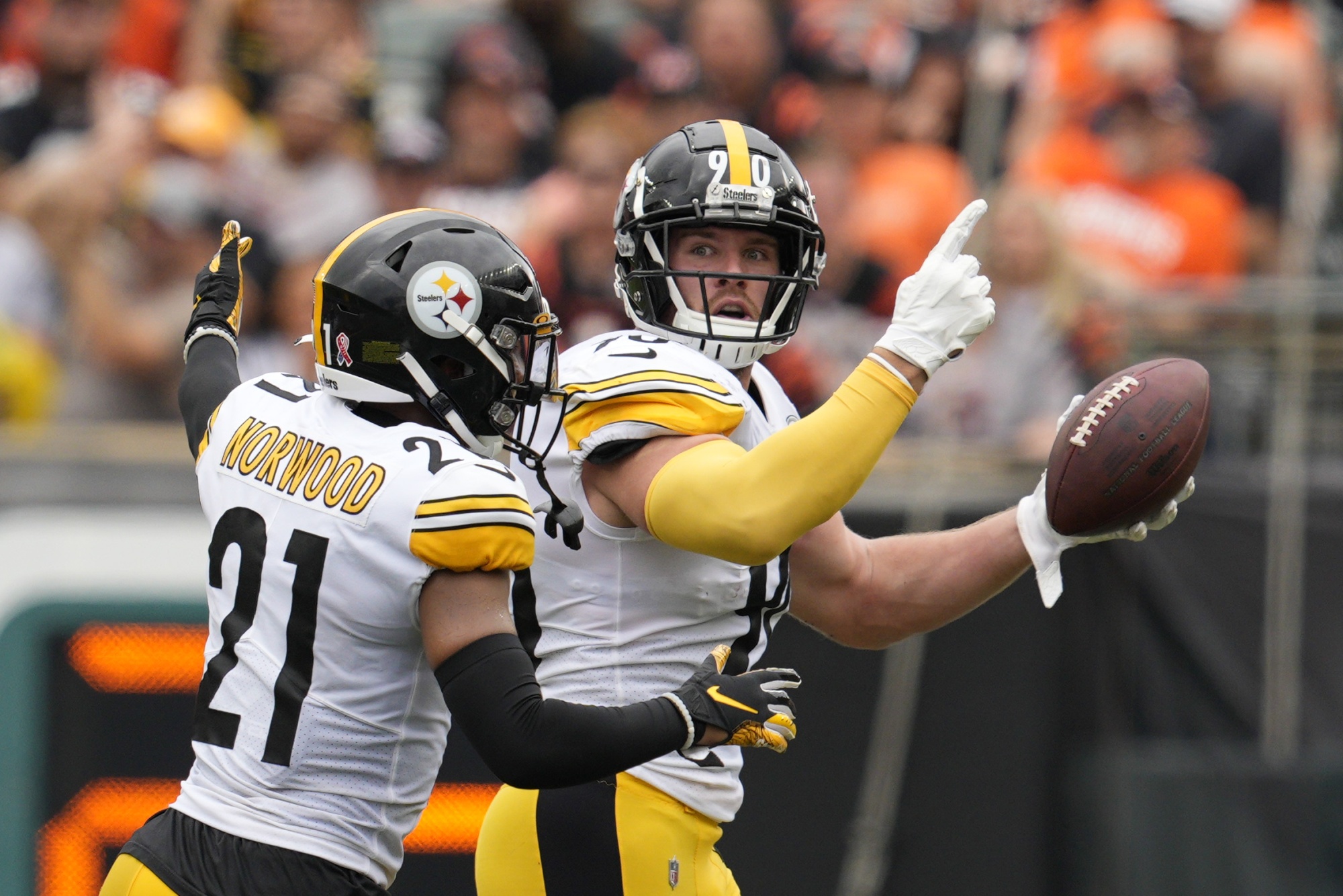 Steelers Star TJ Watt Out At Least 1 Game With Pec Injury - Bloomberg