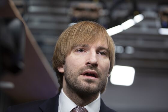 Virus Spike Topples Health Minister as Czechs Become EU Hotspot