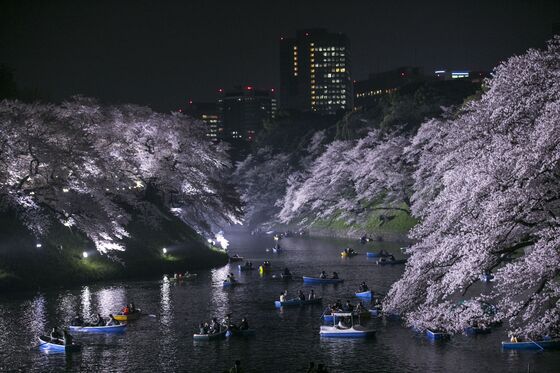 Tokyo Braces for Critical Weekend to Contain Virus Outbreak