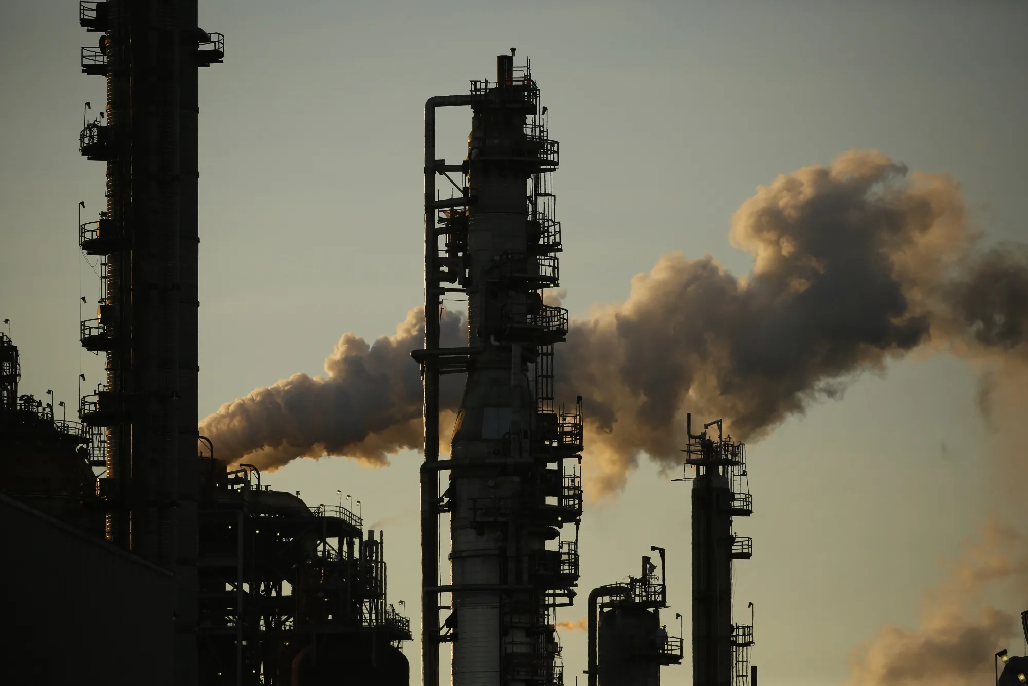 Oil’s Rise Above $40 Comes as Demand Recovers, Shale Reawakens