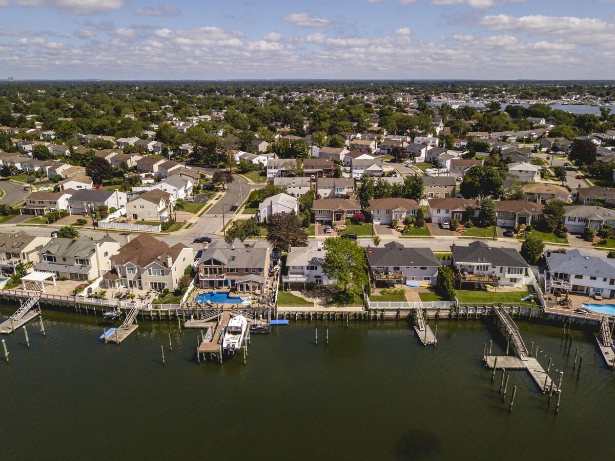 Luxury Long Island Home Sales Plunge as Higher Mortgage Rates Hurt Demand Bloomberg